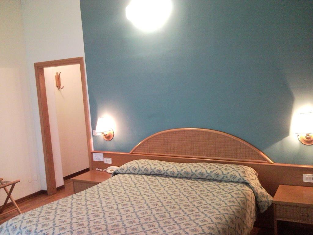 Hotel Cavalieri Passignano sul Trasimeno Esterno foto