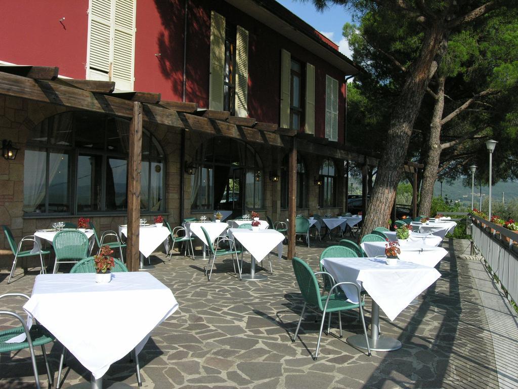 Hotel Cavalieri Passignano sul Trasimeno Esterno foto
