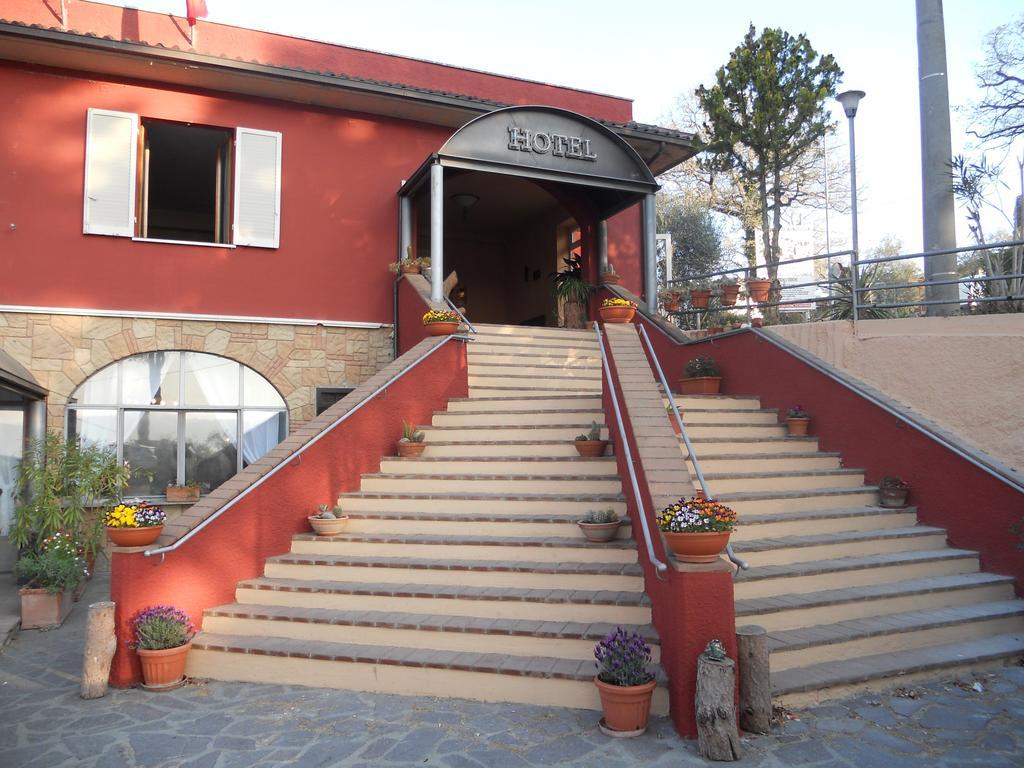 Hotel Cavalieri Passignano sul Trasimeno Esterno foto