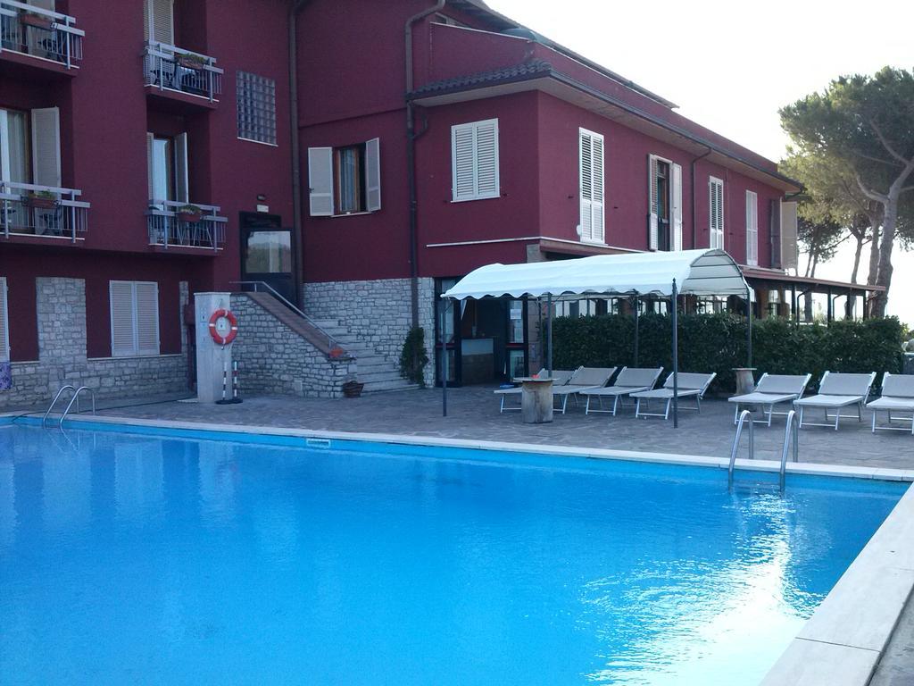 Hotel Cavalieri Passignano sul Trasimeno Esterno foto