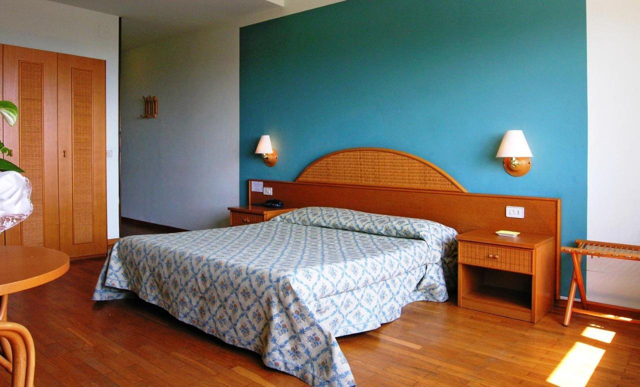 Hotel Cavalieri Passignano sul Trasimeno Esterno foto